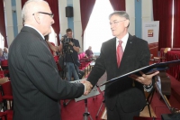 Rektor Željko Turkalj predaje nagradu Milanu Mihaljeviću (Foto: GOJKO MITIĆ)